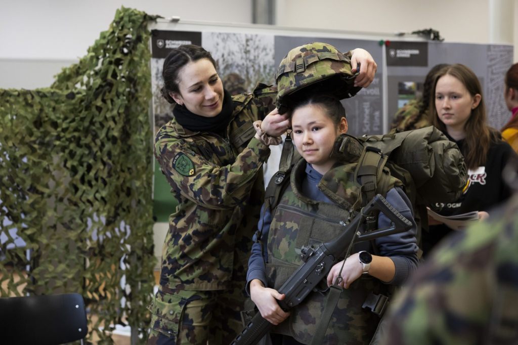 Ein Viertel der jungen Frauen würde freiwillig ins Militär gehen