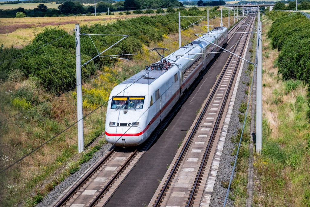 Mann greift in ICE-Zug mehrere Personen mit Axt und Hammer an