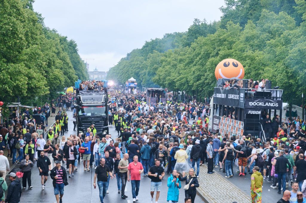 13 Menschen bei Berliner Techno-Parade lebensgefährlich verletzt