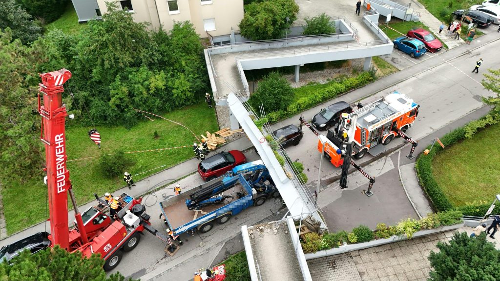 Brücke stürzt in Österreich auf Lkw &#8211; Personen eingeklemmt