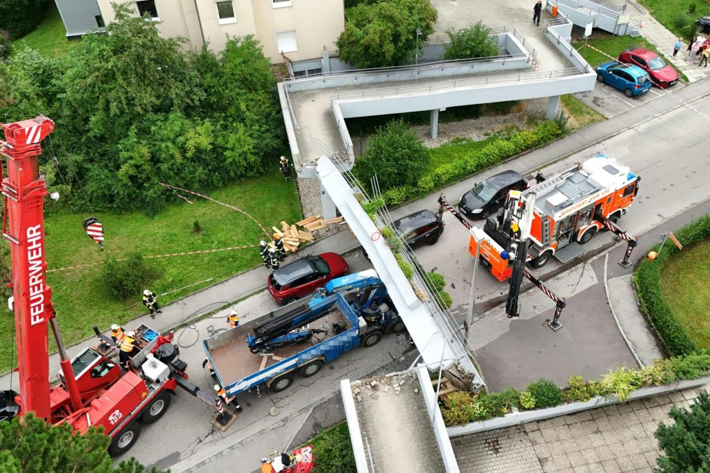 Brücke stürzt in Österreich auf Lkw – Personen eingeklemmt