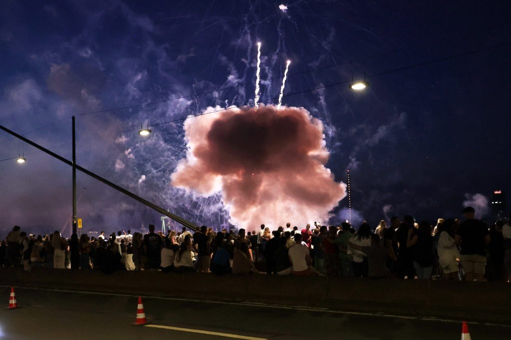 Unfall bei Feuerwerk: 19 Verletzte auf Rheinkirmes
