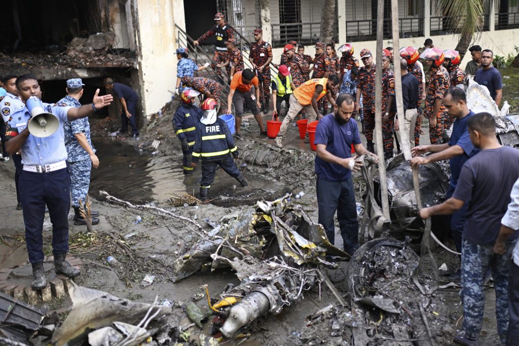 Militärflugzeug auf Schule gestürzt: 20 Tote in Bangladesch