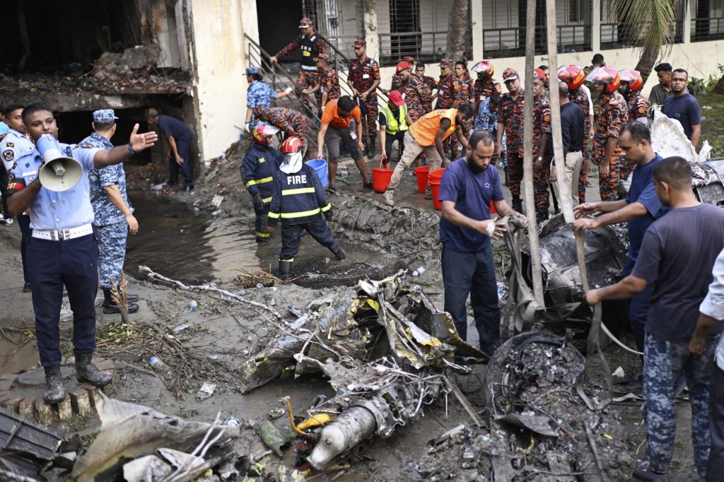 Militärflugzeug auf Schule gestürzt: 20 Tote in Bangladesch