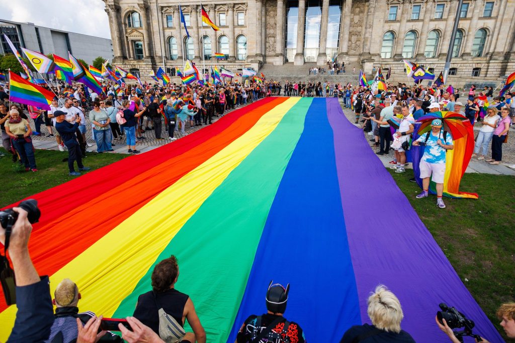 Kontroverse um Regenbogenflagge: Queere Menschen fühlen sich im Stich gelassen