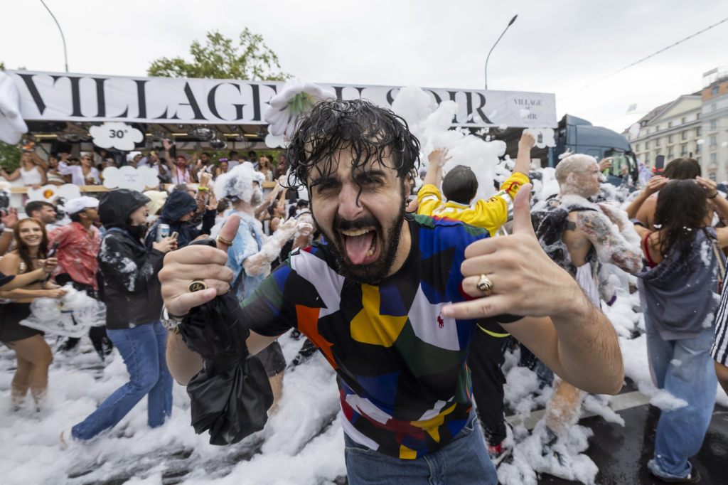 Über 10&#8217;000 Menschen trotzen an der Genfer Lake Parade dem Regen