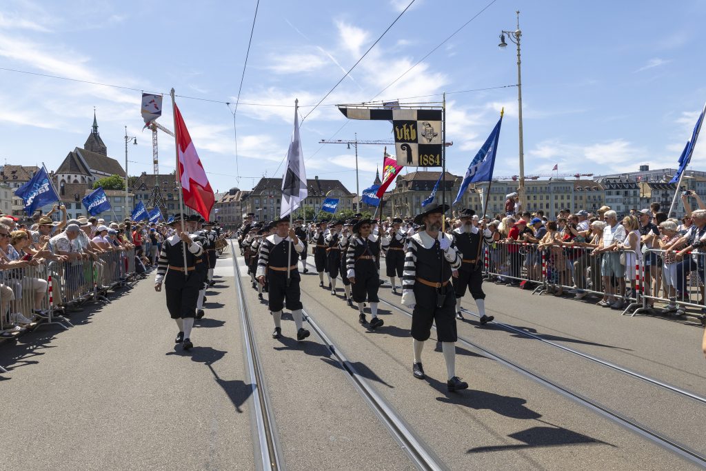130&#8217;000 Menschen an Militärmusikparade in Basel