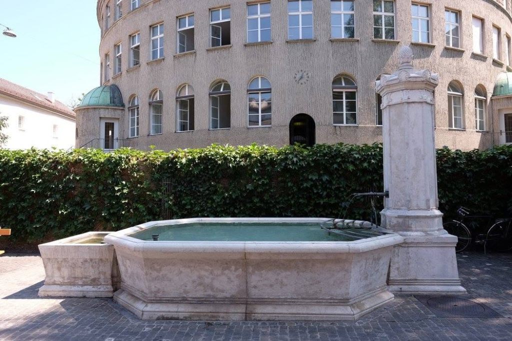 Poetisch Brunnen 5 Buchstaben