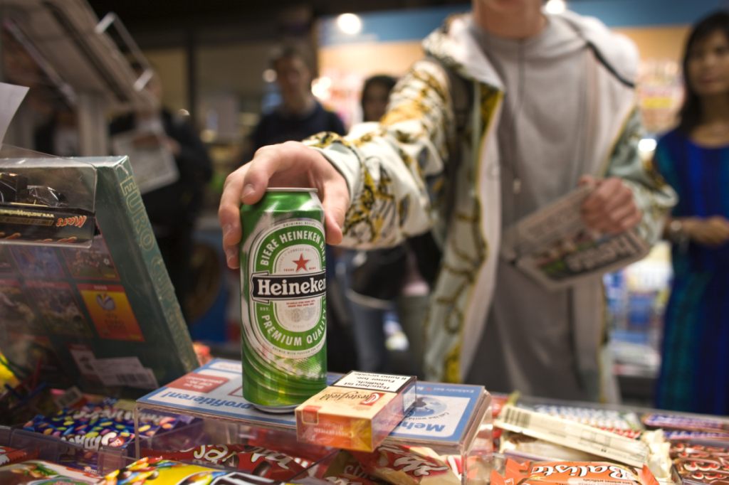Testkäufe in Basel: Jugendliche erhalten meistens Alkohol und Tabak