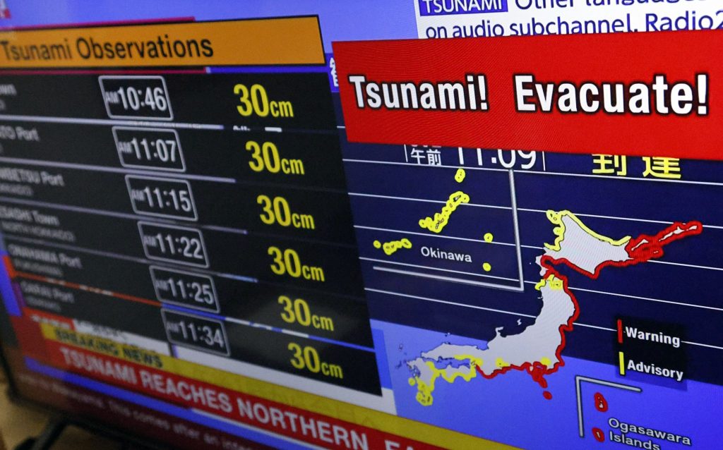 Tsunami-Warnung: Japanerin stürzt von Klippe