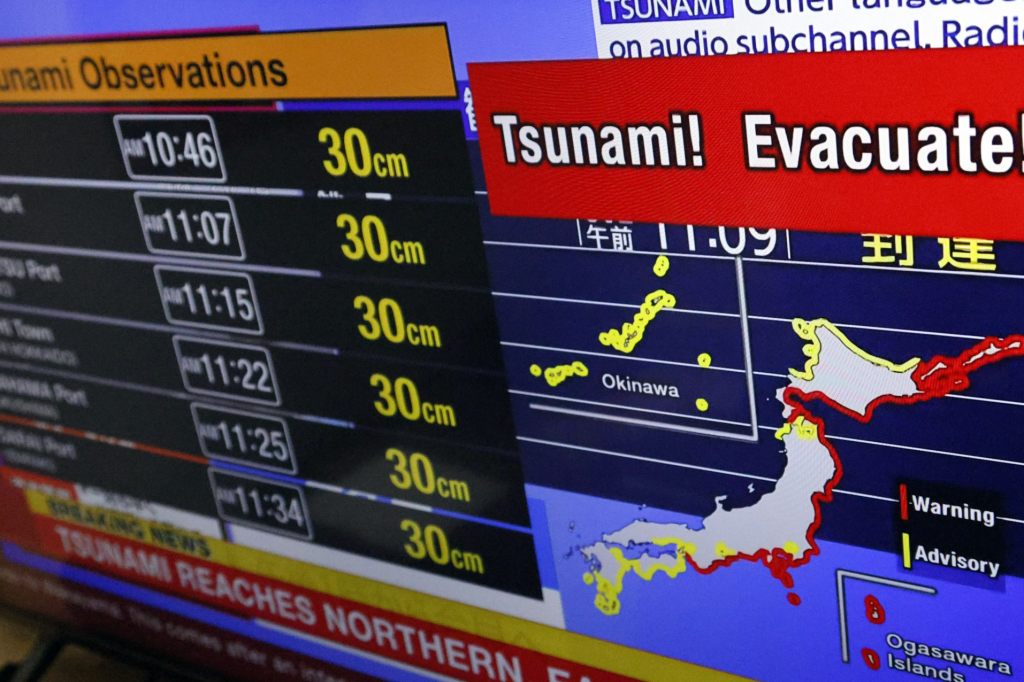 Tsunami-Warnung: Japanerin stürzt von Klippe