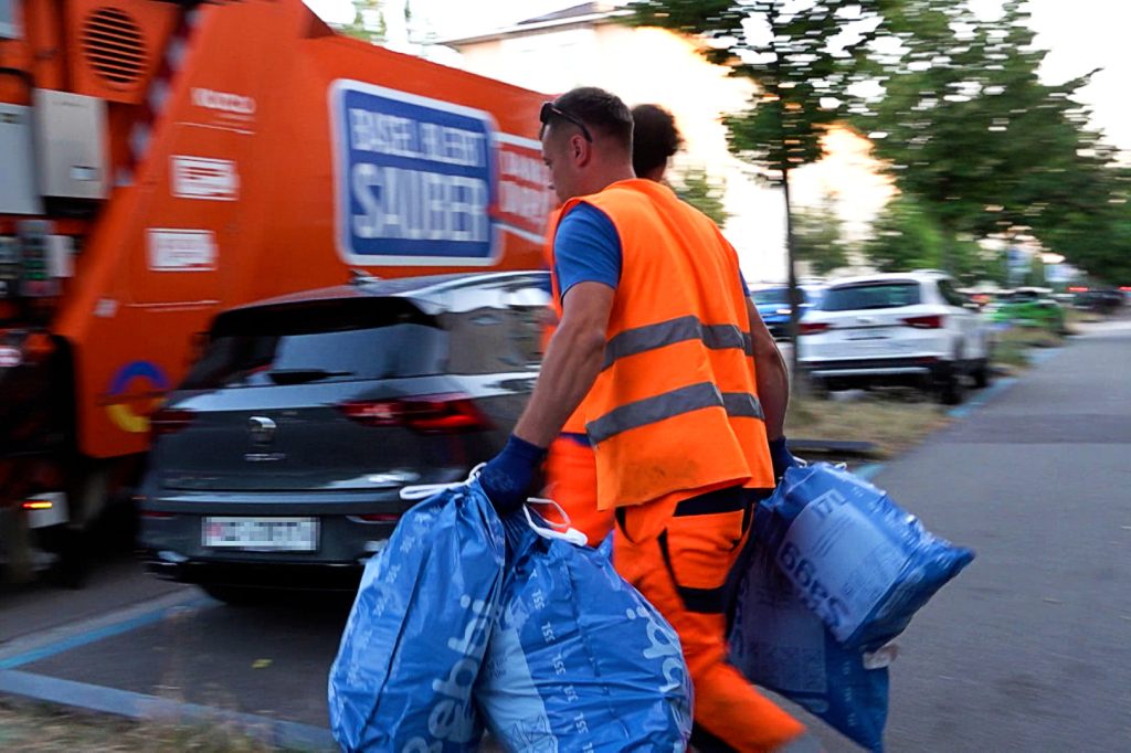 Bevor die Sonne brennt: Frühmorgens auf Achse mit der Kehrichtabfuhr