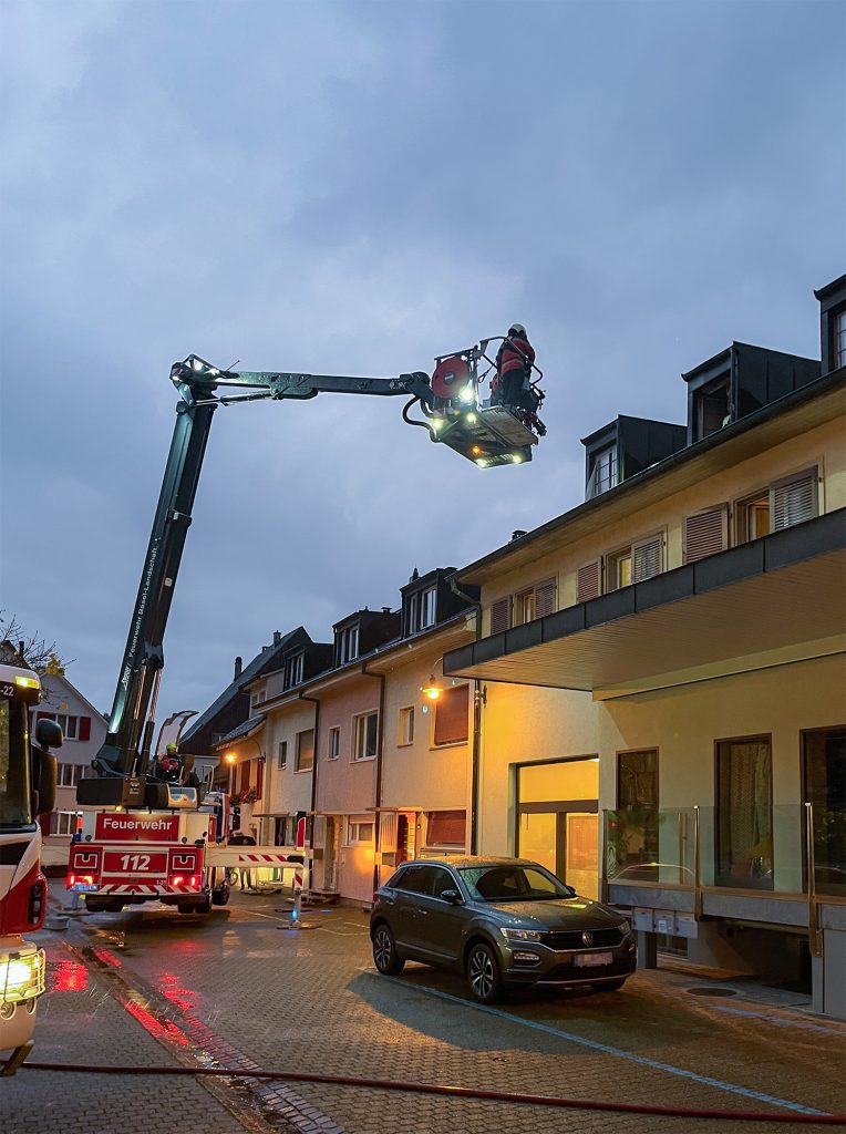 Brand in Mehrfamilienhaus in Laufen – eine Person verletzt