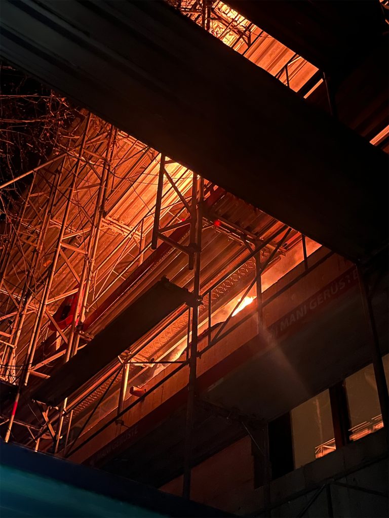 Bottmingen: Brand im Dachstock eines Mehrfamilienhauses