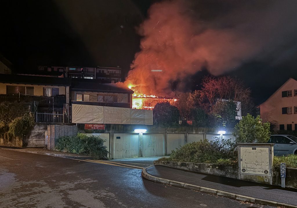 Feuer in Liestal: Dachstock eines Reihenhauses brennt