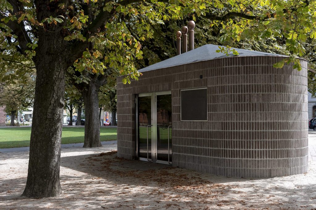 Fünfjähriges Mädchen in Toilette sexuell missbraucht