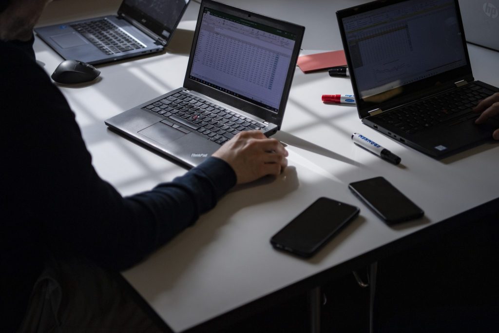 Weniger Jobs laut Studie für junge Arbeitnehmende durch KI