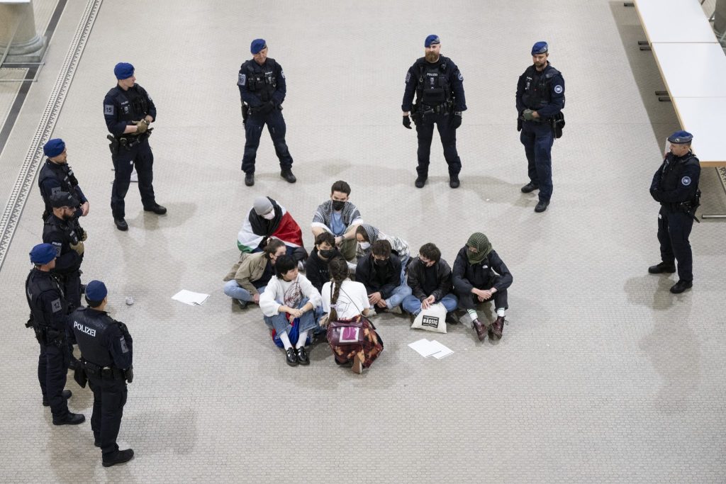 Pro-Palästina-Demonstrierende stehen vor Zürcher Gericht