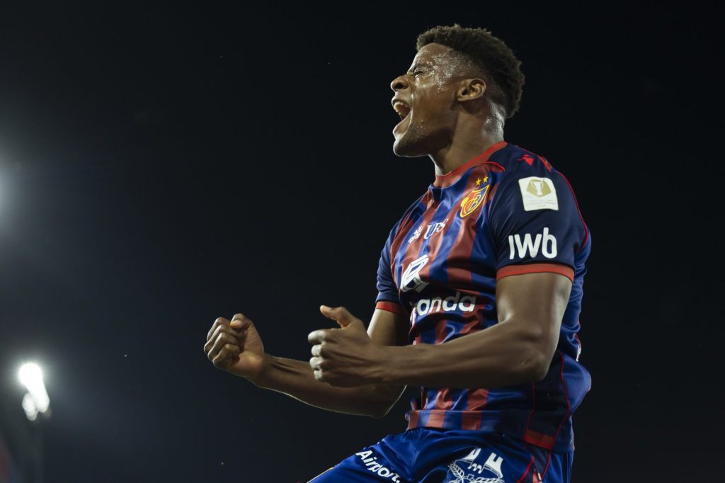 «Es gibt eine Anfrage aus dem Ausland»: Kevin Carlos könnte den FCB verlassen