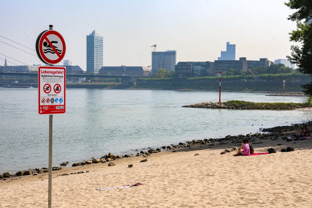 «Erhebliche Gefahr für Leib und Leben»: Baden im Rhein in Düsseldorf verboten