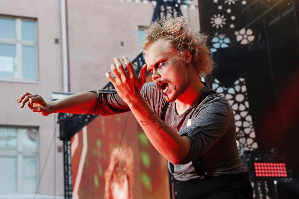 Finne gewinnt Luftgitarren-WM in der Heimat