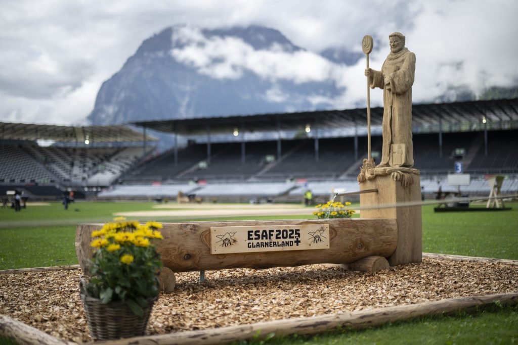 Fahne des Schwingerverbands feierlich in Mollis empfangen