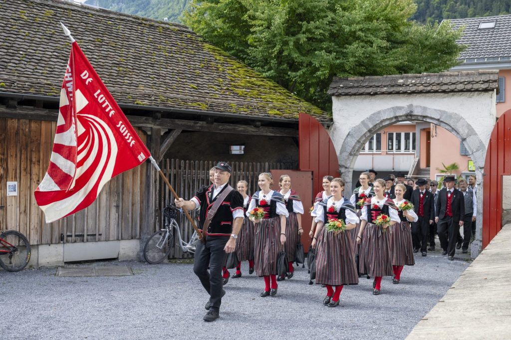 Fahne des Schwingerverbands feierlich in Mollis empfangen