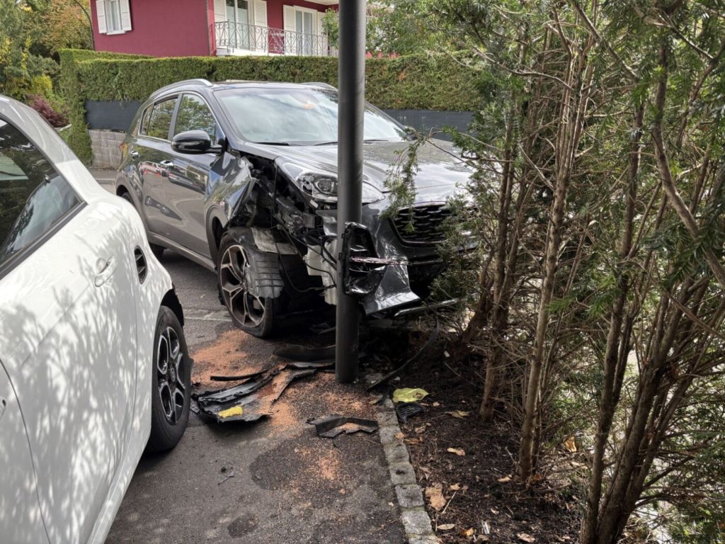 77-jähriger Autofahrer stirbt nach Selbstunfall in Binningen