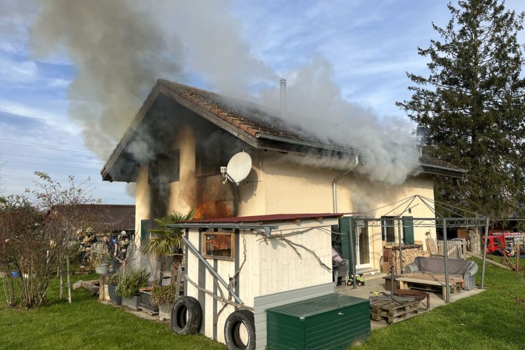 Zwei Verletzte bei Brand in einem Mehrfamilienhaus in Therwil