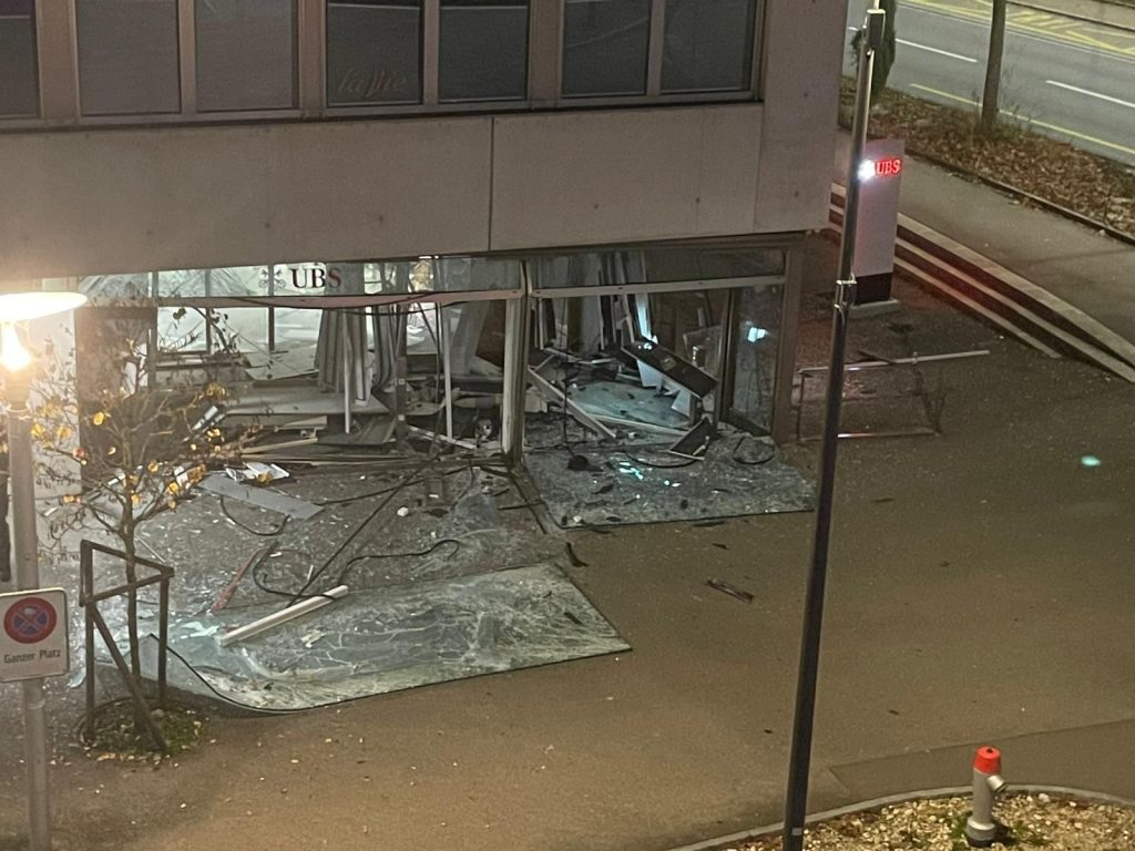 UBS-Filiale in Laufen gesprengt: Täter auf der Flucht