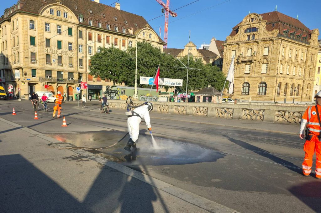 Fussbälle auf der Mittleren Brücke endgültig entfernt