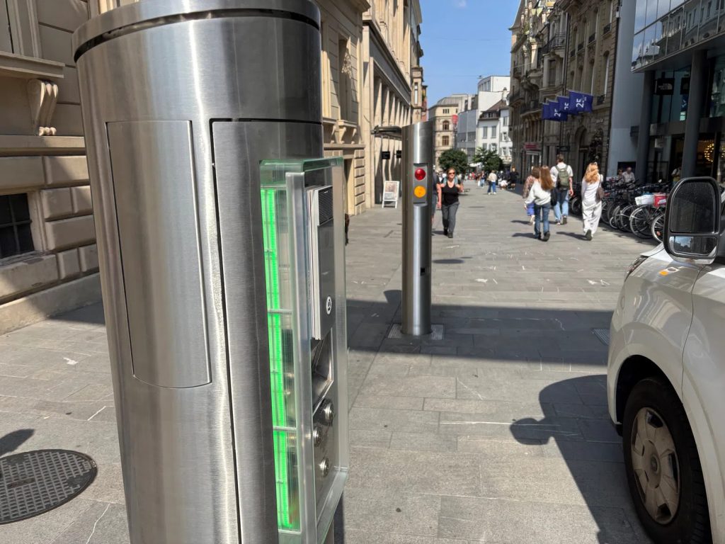 Neue Poller-Anlage regelt Zufahrt in die Freie Strasse