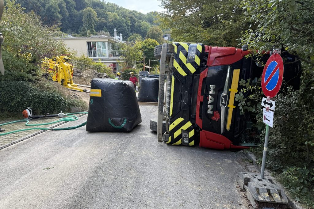 Lastwagen kippt in Riehen – keine Verletzten