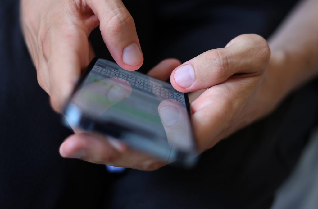 Pfarrer soll sexuelle Handlungen über Sorgentelefon initiiert haben – und zeigt sich unwissend