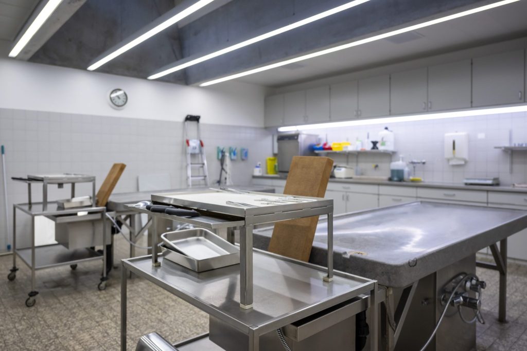 «Haben mehr mit Lebenden zu tun als mit Toten»: Institut für Rechtsmedizin wird 100