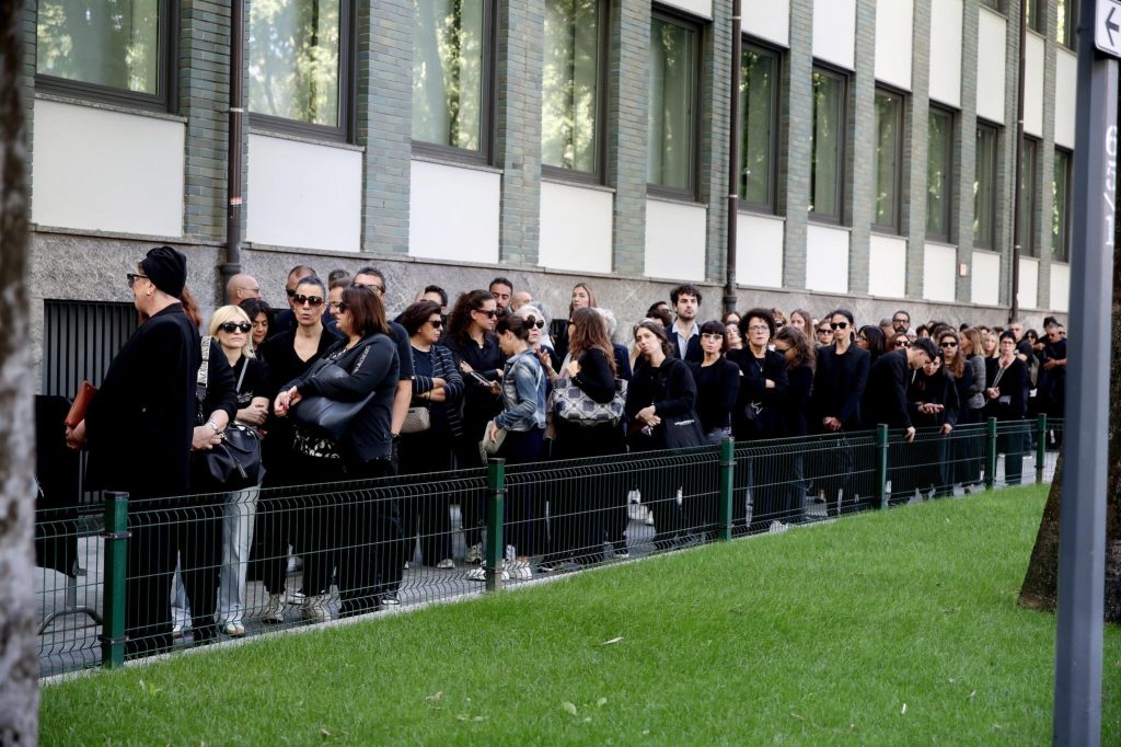 Lange Schlangen am Sarg von Giorgio Armani