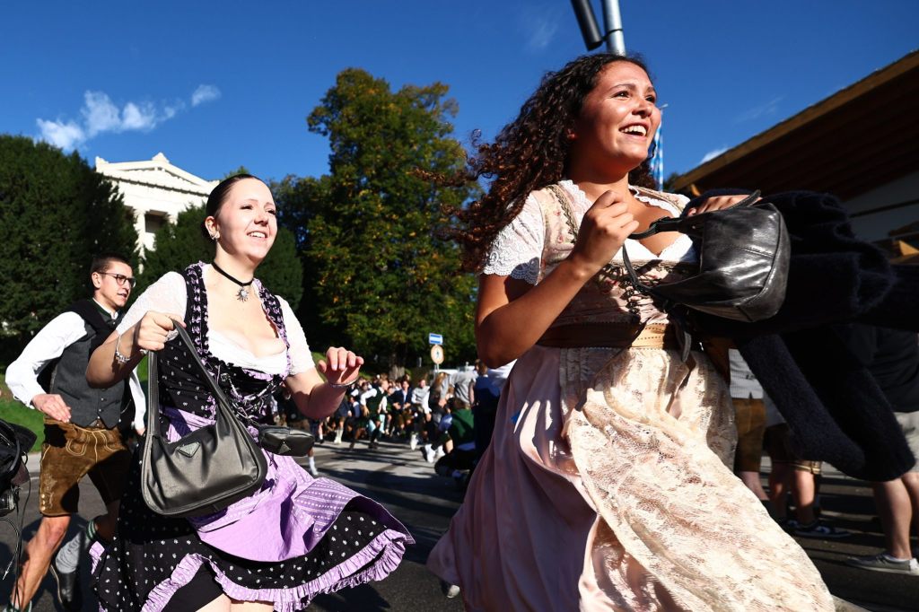 Hier rennen sie wieder: Das Oktoberfest 2025 ist eröffnet