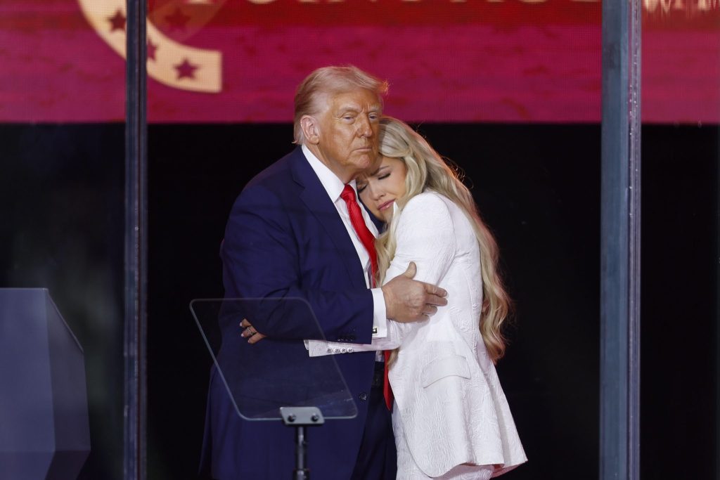 Höhepunkt der Gedenkfeier: Kirks Witwe an Trumps Brust