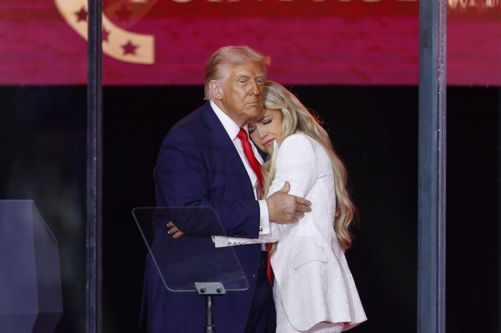 Höhepunkt der Gedenkfeier: Kirks Witwe an Trumps Brust