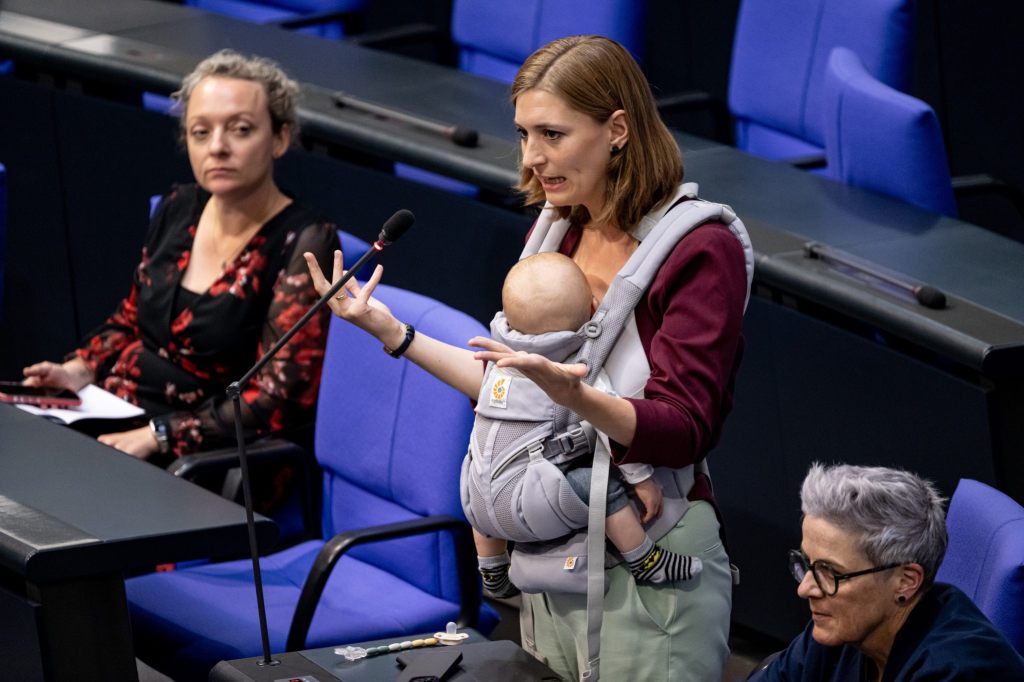 Deutsche Abgeordnete schreibt mit Baby am Redepult Geschichte