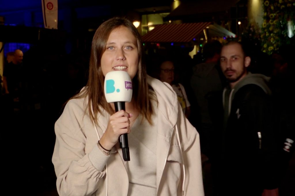 «Schönthal» erzählt einen Witz am Flâneur