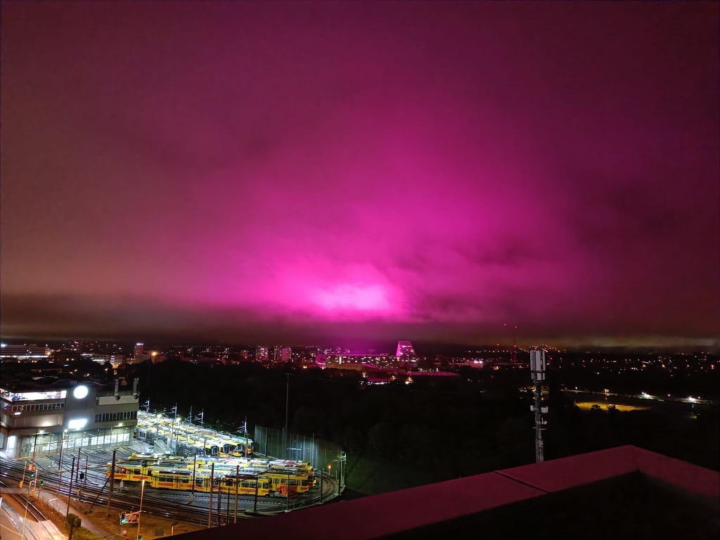 Das pinke Licht kam vom Joggelirasen: Hier sind eure Bilder