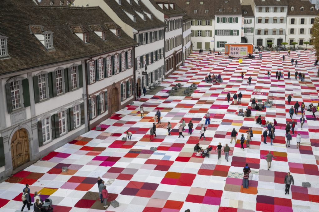 Aktionskünstler belegen die Altstadt mit Picknicktüchern