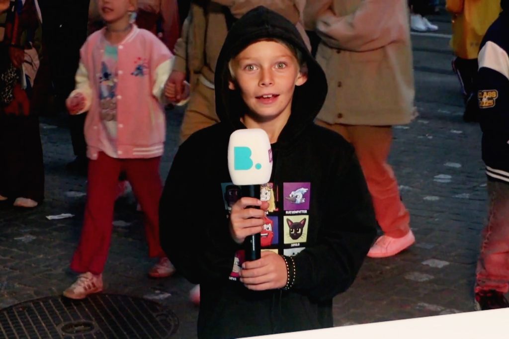 Vincent lässt sich den Text von Dani vorsagen