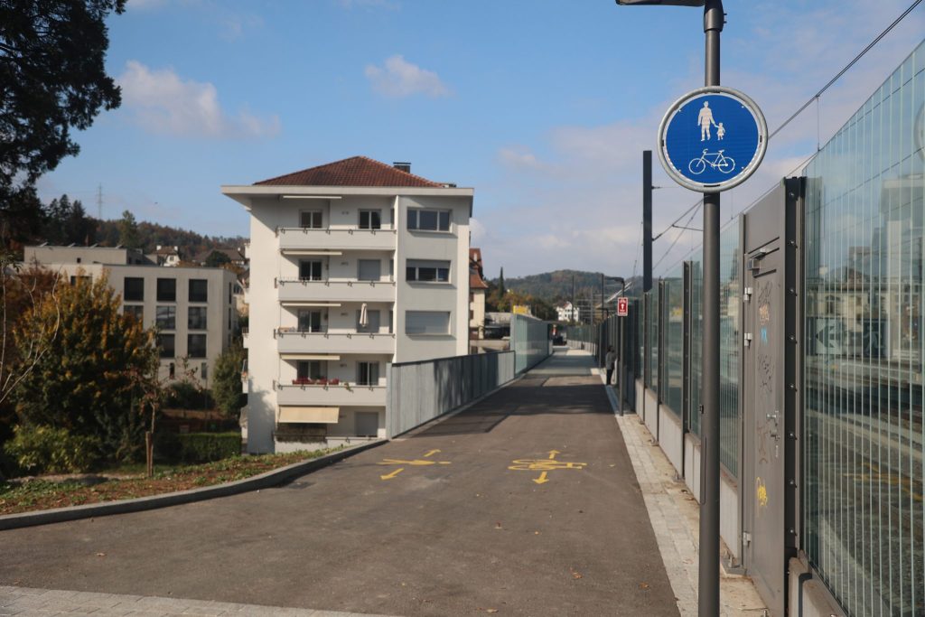 Sichtschutzfolie ist des Streits Lösung: Schwieristeg nach 10 Monaten eröffnet