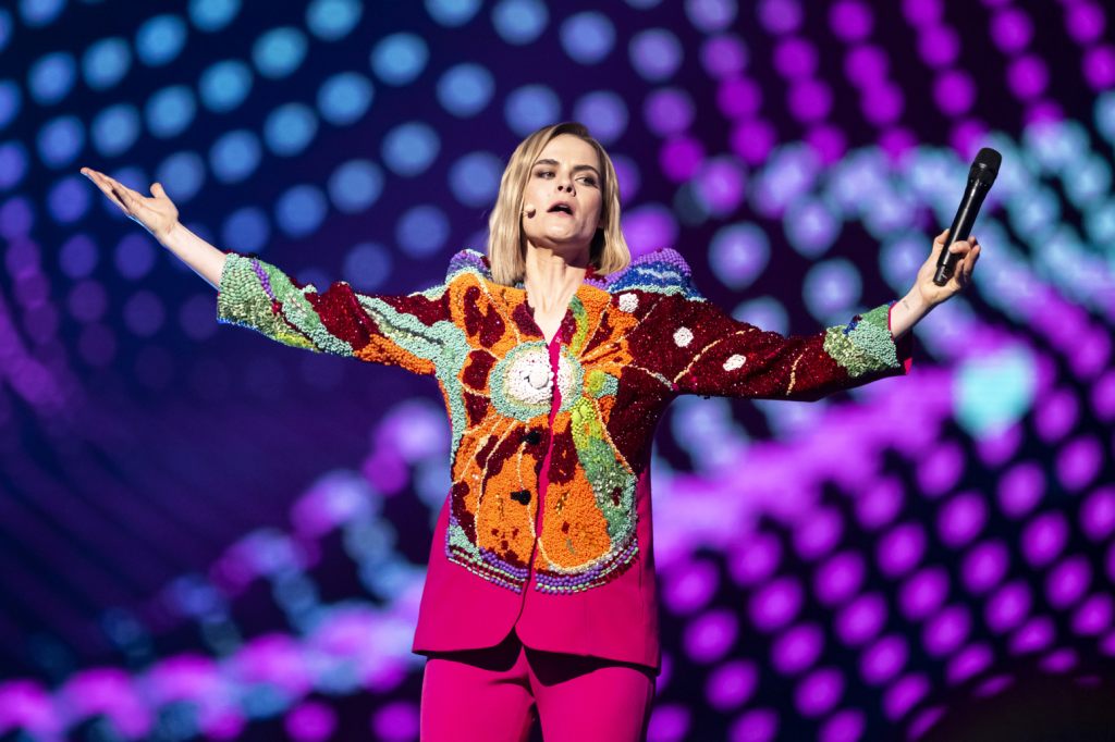 Hazel Brugger gewinnt Deutschen Comedypreis für ESC-Moderation