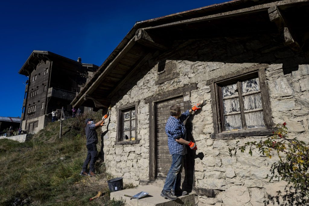 Freiwillige reinigen Weissenried nach Bergsturz in Blatten