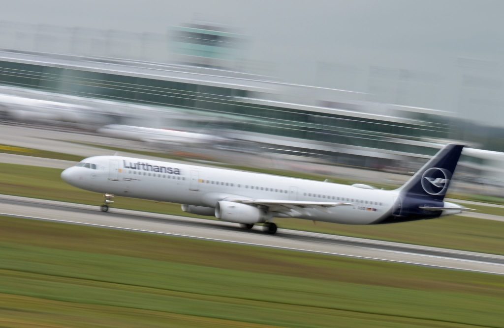 Mann ging in Flugzeug mit Metallgabel auf Passagiere los