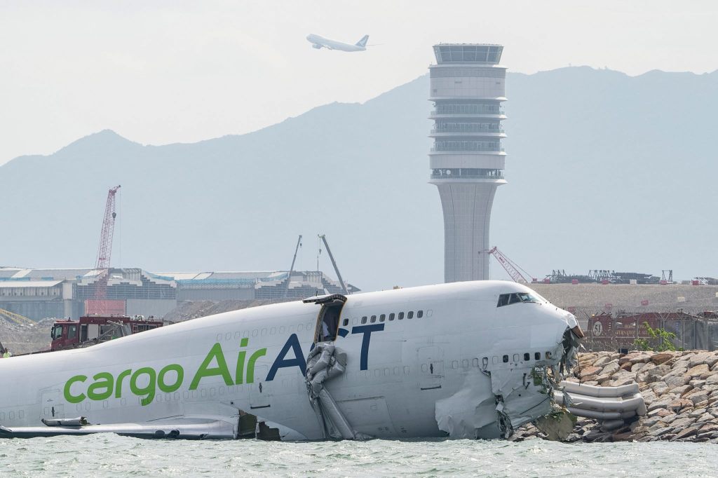 Tödlicher Unfall: Jumbo-Jet rutscht über Landebahn ins Meer