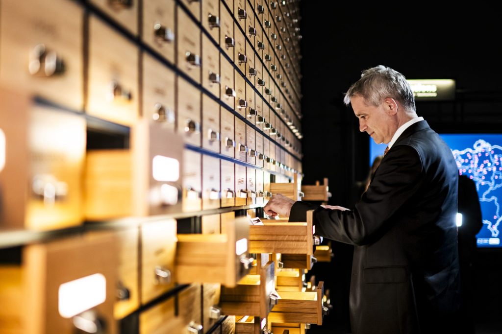 Bundesrat Jans eröffnet Wanderausstellung über Zwangsmassnahmen